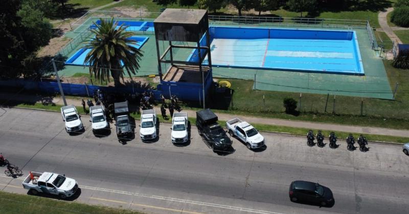 Los móviles de distintas brigadas de la ciudad y de localidades cercanas se reunieron frente a la pileta del Club Argentino para iniciar los operativos