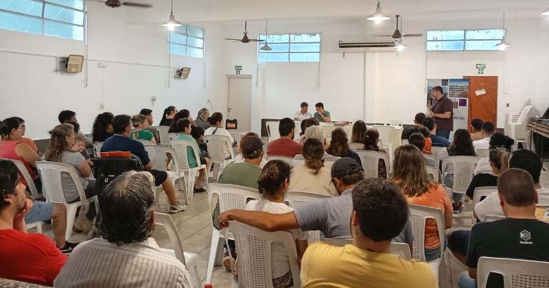 En las instalaciones del Centro de Jubilados se llevó a cabo la entrega de documentación y chequeras a las familias adjudicatarias de Solares Guerrico