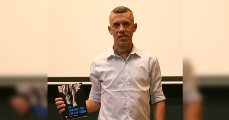 Nicols Ternavasio con su libro en la presentación en la Biblioteca Menéndez