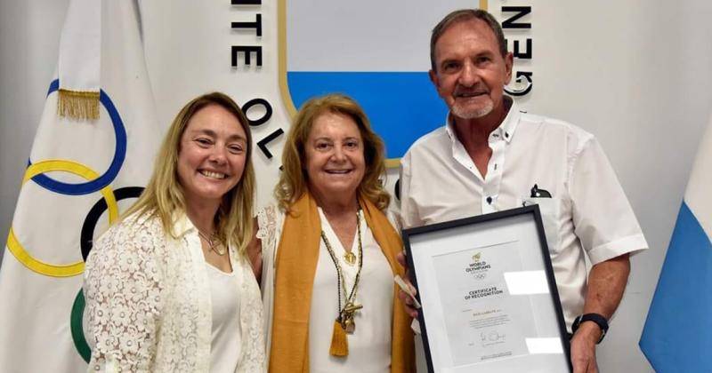 Raúl Labbate al recibir su certificado en este reconocimiento