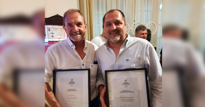 Raúl Labbate y Hugo Pratissoli con los certificados que les entregaron en el COA