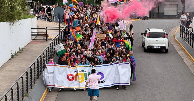 Portando banderas arcoiris maacutes de mil personas participaron de la Marcha del Orgullo