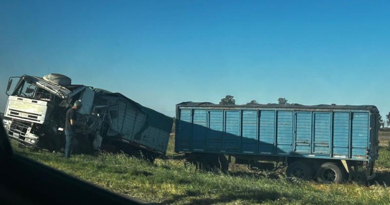 El camión salió despistado a la banquina luego de impactar con el otro vehículo