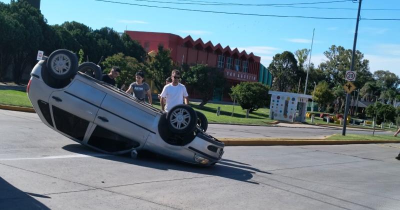 El automóvil Volkswagen Gol quedó volcado en el medio de los dos carriles de avenida Presidente Perón