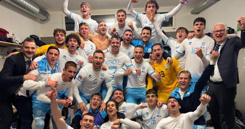 El festejo de San Marino en el vestuario con Giacopetti arriba a la derecha