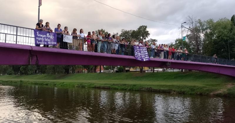 Recordando a las víctimas de femicidios de Pergamino se arrojaron mariposas lilas al Arroyo