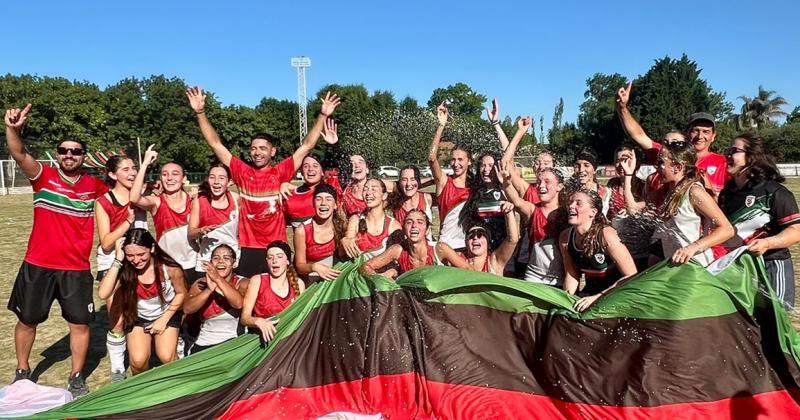 La Sub 16 de Sirio Libanés celebra la obtención de la Copa de Oro que disputó como local