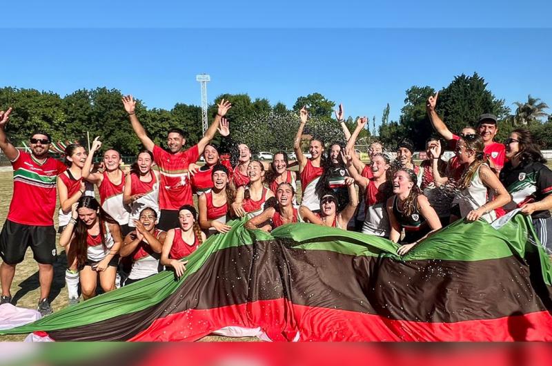 La Sub 16 de Sirio Libanés celebra la obtención de la Copa de Oro que disputó como local