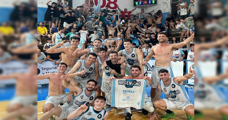 El plantel celebra el bicampeonato con su hinchada de fondo