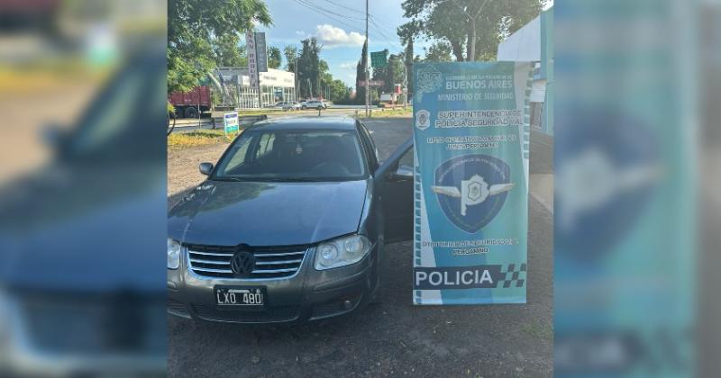 El automóvil Volkswagen Bora quedó secuestrado en la dependencia policial de la Vial Pergamino en el Cruce de Caminos