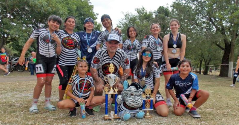 Las Cebras con los trofeos y medallas que obtuvieron en la última fecha en San Pedro