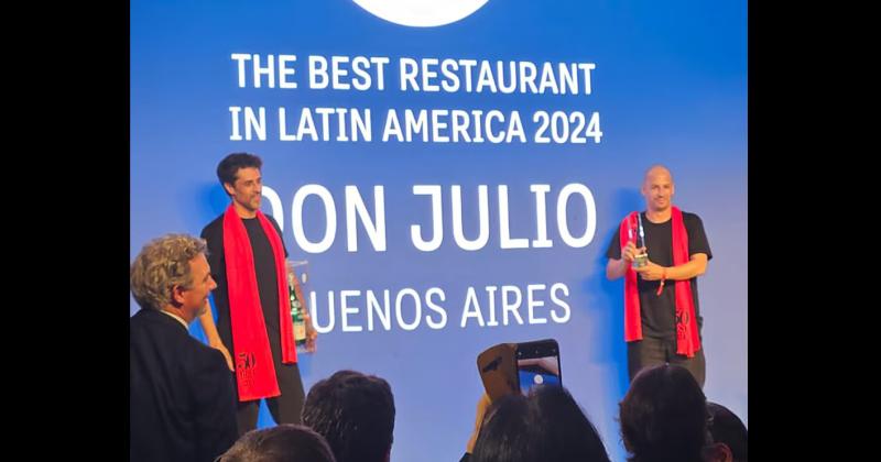 Pablo Rivero y Guido Tassi dos referentes de Don Julio subieron al escenario a recibir el gran premio