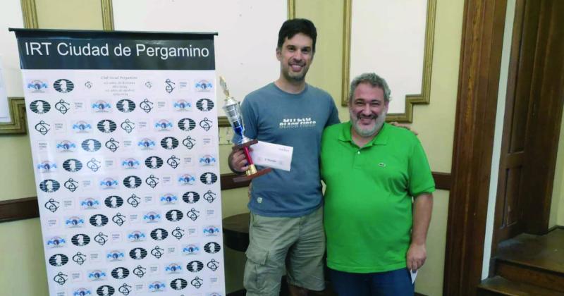 Adrin Morea durante la premiación junto a Jorge Ligotti rbitro y director del torneo