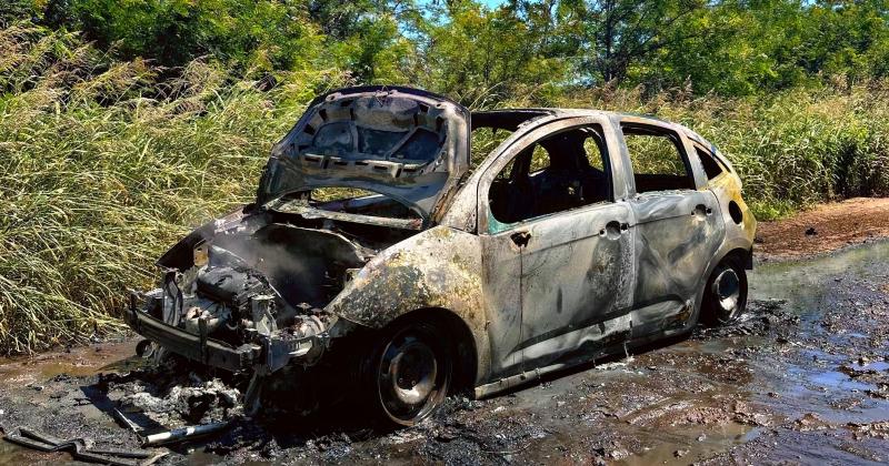 El automóvil quedó totalmente destruido por la voracidad de las llamas