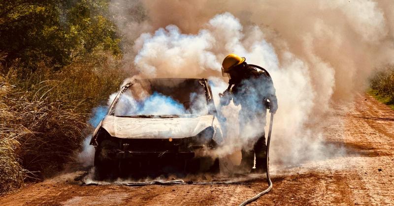 El fuego se inició por un desperfecto electro mecnico repentino cuando el vehículo se desplazaba por un camino rural