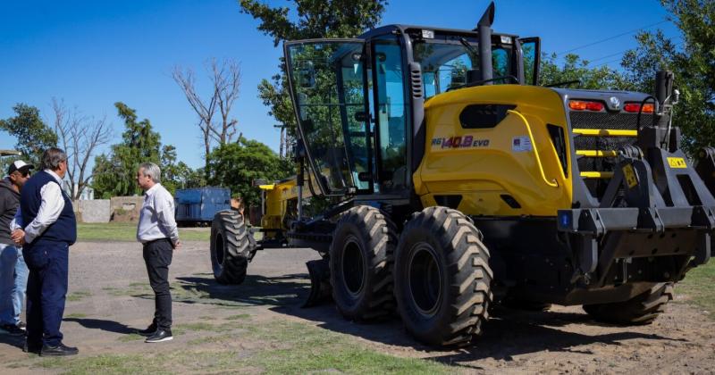 El intendente encabezó la entrega de la nueva mquina a la localidad de Manuel Ocampo