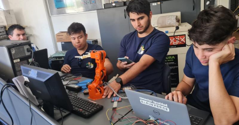 Los alumnos de la Escuela Técnica 1 participan de proyectos de desarrollos de dispositivos que les brindan herramientas fundamentales