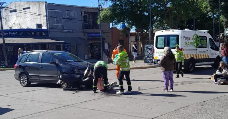 Una ambulancia de Same asistió a las personas de la moto que cayeron sobre la cinta asfltica