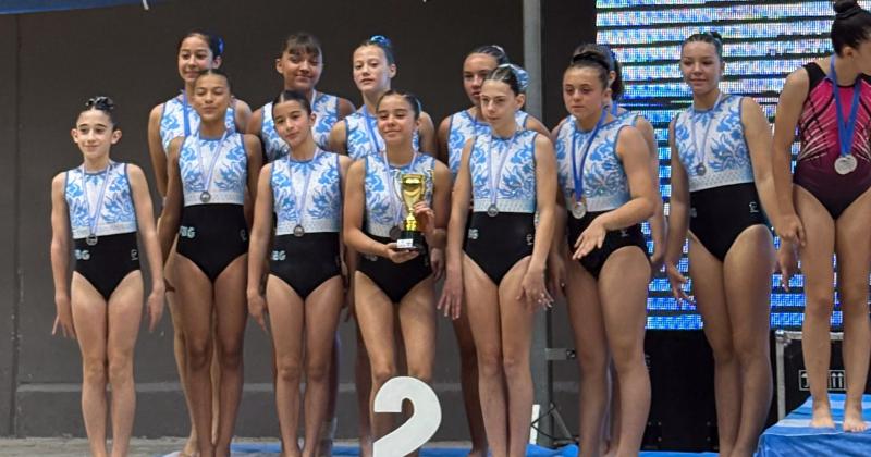 Felicitas en el podio (con el trofeo) junto a sus compañeras del seleccionado bonaerense