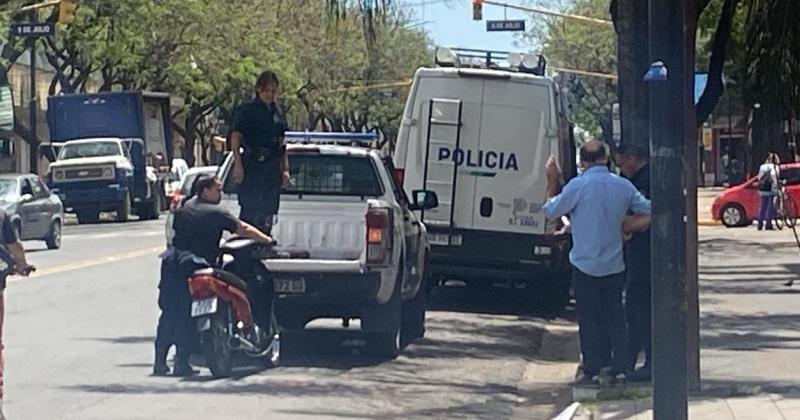 Los uniformados de Policía Científica realizaron las pericias en la esquina del siniestro