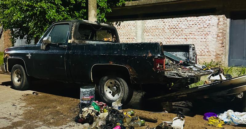 El dueño de la pick up Silverado sufrió quemaduras al manipular los elementos incendiado en la caja trasera del vehículo