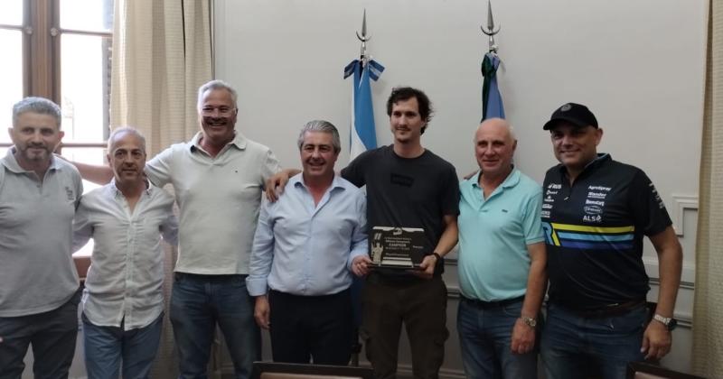 El piloto pergaminense Alfonso Domenech quien el pasado domingo se coronó campeón de la Clase 3 del Turismo Nacional en la competencia disputada en Trelew recibió un emotivo homenaje en su ciudad natal