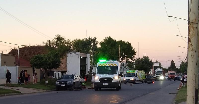 Dos ambulancias asistieron a las personas que iban en las motos que participaron del siniestro