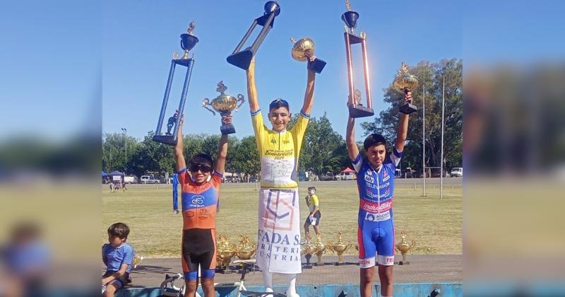 Juliano Almeida en lo ms alto del podio en Salto en la premiación de la general del Infanto Bonaerense