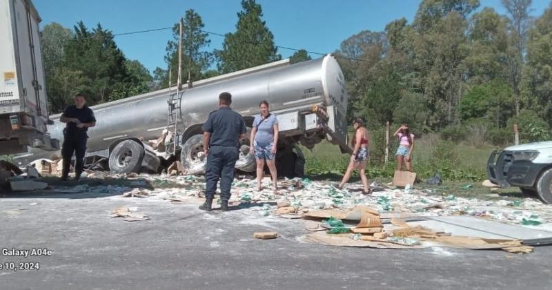 El camión con acoplado cisterna terminó despistado en la banquina