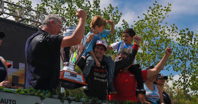 El Pata Domenech festejando el triunfo y el campeonato junto a Alfonso que lleva a su hijo mayor sobre los hombros