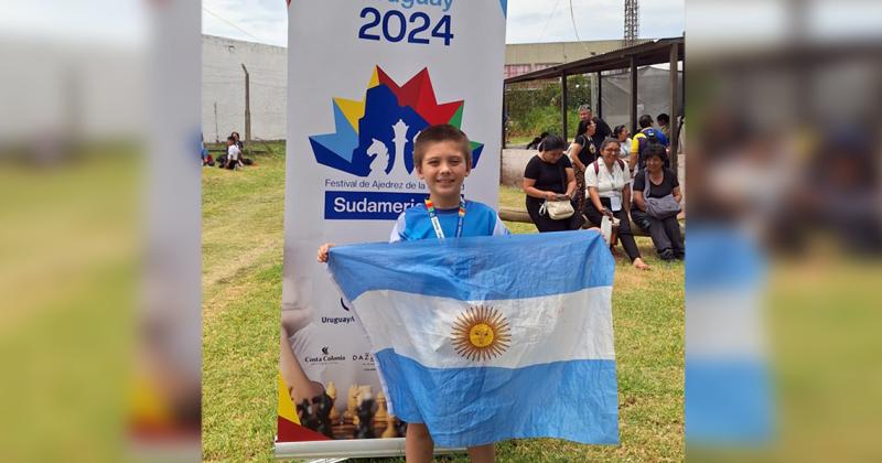 Toms Casquero con la Bandera Argentina en Colonia sede del Campeonato Sudamericano de la Juventud