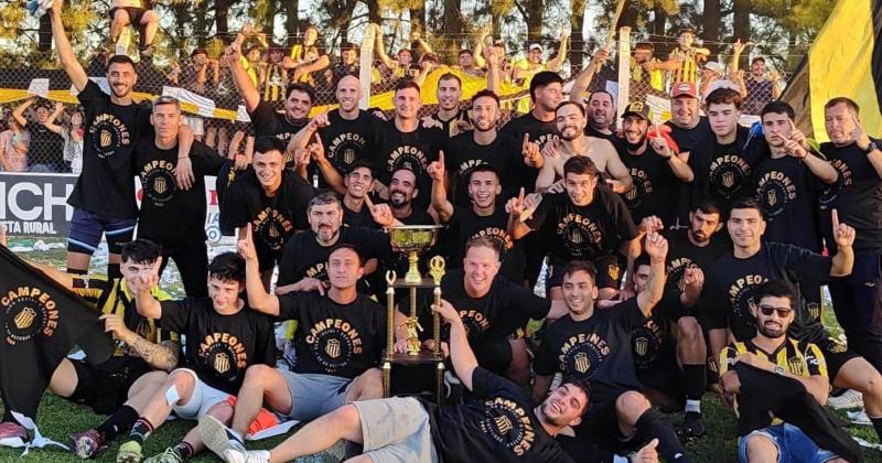 El festejo del plantel de 12 de Octubre de Ferré que cortó una sequía de 25 años sin ser campeón