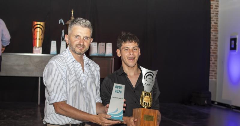 Alexis Chvez recibió el premio Embajador Deportivo de manos de Gustavo Ciuffo subsecretario de Deportes