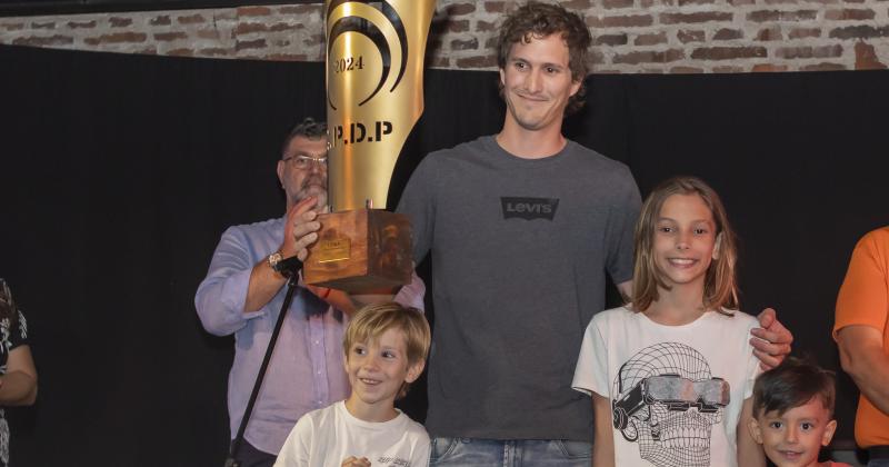 Alfonso Domenech con el premio mayor de la Fiesta el Círculo de Oro que fue suyo por tercera vez