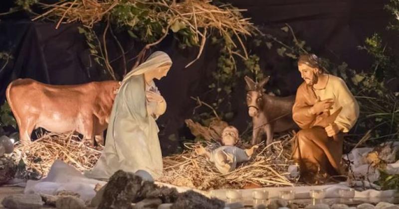 Con motivo de celebrar el Nacimiento de Jesús la feligresía se reúne en torno al pesebre