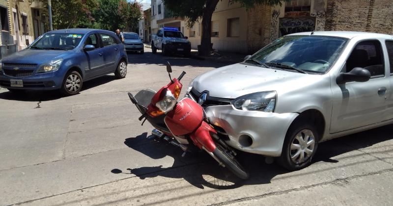 Los dos vehículos quedaron trabados tras el impacto