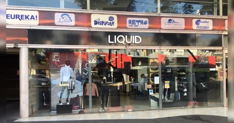 El local se encuentra de una galería comercial y los vecinos alertaron y ayudaron a mantener reducido al sospechoso mientras llegaba la policía