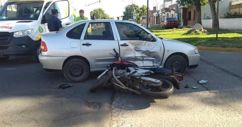 El impacto de la moto quedó marcado en la puerta delantera derecha del automóvil tal como lo registraron las imgenes posteriores al siniestro