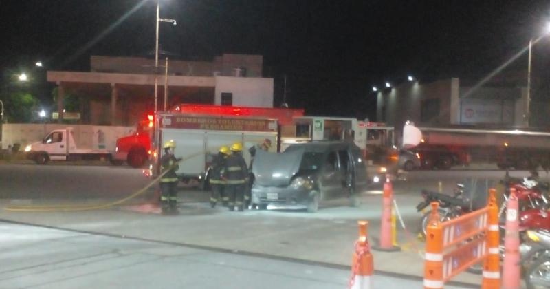 El vehículo se incendió en el motor mientras se encontraba frente al minishop El Refugio cerca de los surtidores