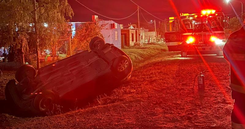 El automóvil terminó con las cuatro ruedas para arriba y el conductor y su hijo pudieron salir del habitculo por sus propios medios