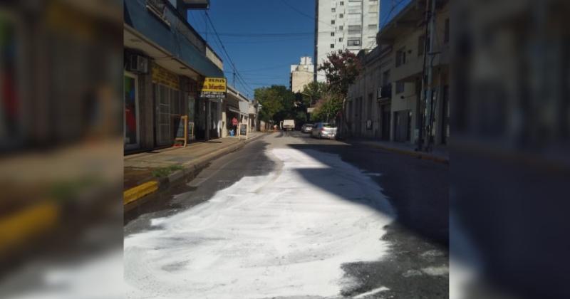 En calle San Martín quedó derramada una significativa cantidad de combustible que requirió la intervención con material calcreo