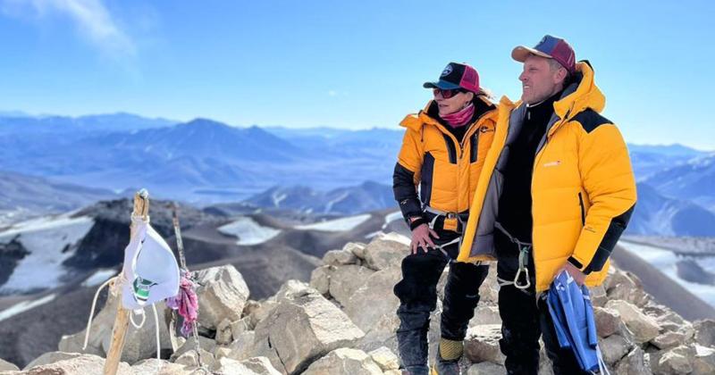 María Jara junto a su amigo Julio en la cima del volcn Ojos del Salado