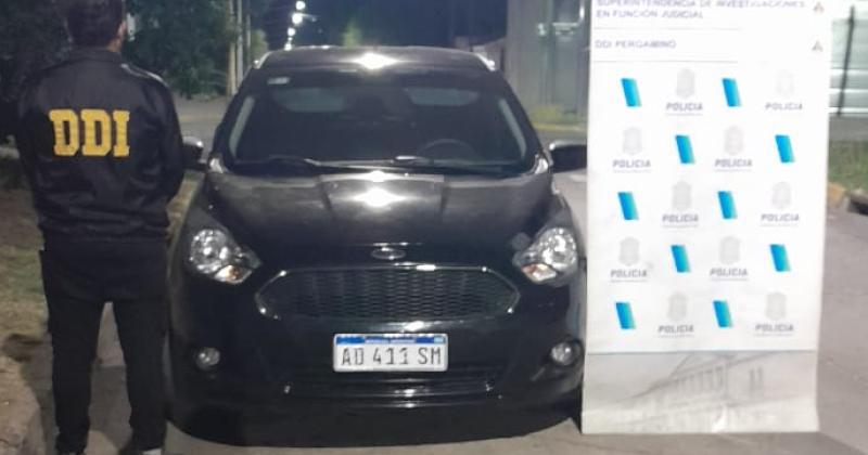 El automóvil Ford Ka quedó registrado por cmaras de seguridad en cercanías de los robos de escribanías