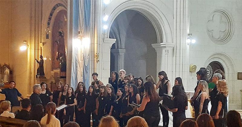 El Coro Femenino junto al Coro Municipal de Niños y Jóvenes en su última presentación en la Parroquia La Merced