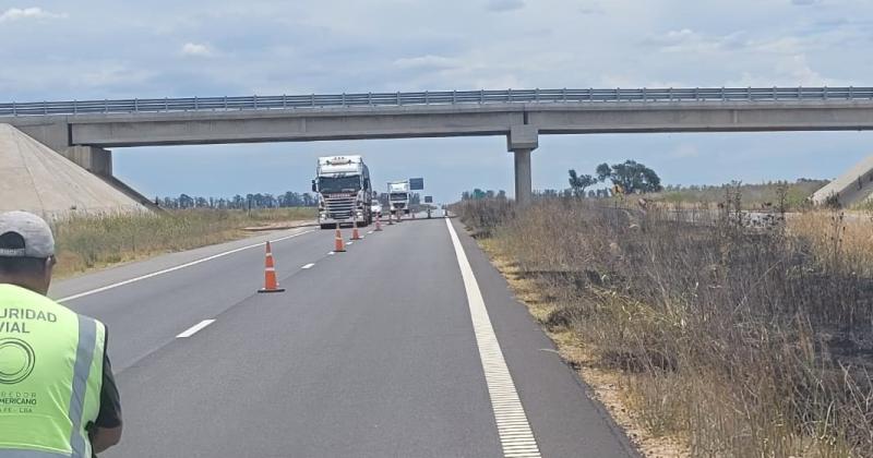 Los operarios de los Corredores Viales (peajes) instalaron conos para reducir la circulación a un carril para el lado que el viento generaba densa humareda