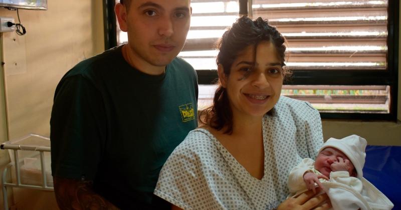 La beba recién nacida junto a sus padres en la sala de maternidad del Hospital San José