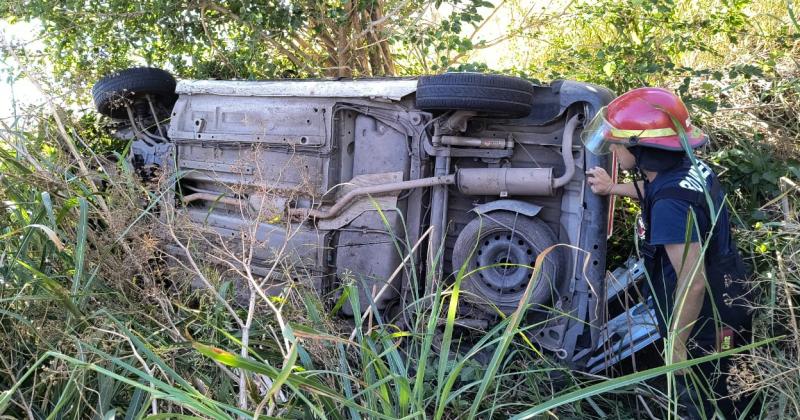 El vehículo utilitario quedó volcado debajo de la alcantarilla y la conductora salió por sus propios medios