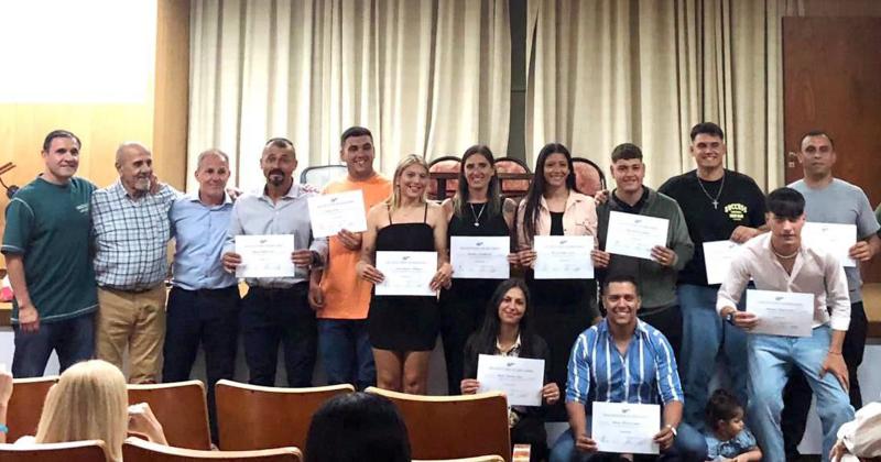 Raúl Merlino junto a los egresados de la Promoción 2024 de la Escuela de Arbitros de la Liga de Pergamino