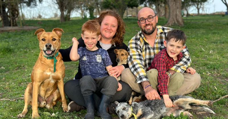 Luciano Salaberría junto a su familia en el entorno que ms les satisface- el del campo