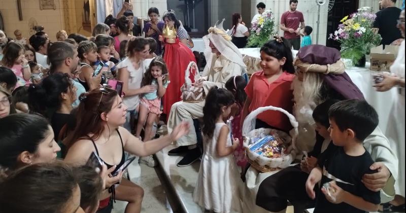 Fueron numerosos los niños que se acercaron a saludar a los Reyes